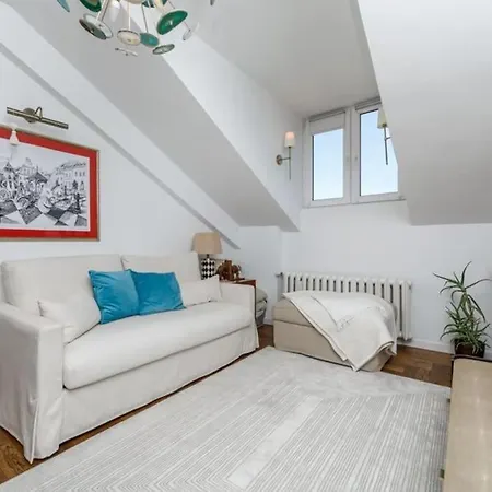 Apartment Central, Floor