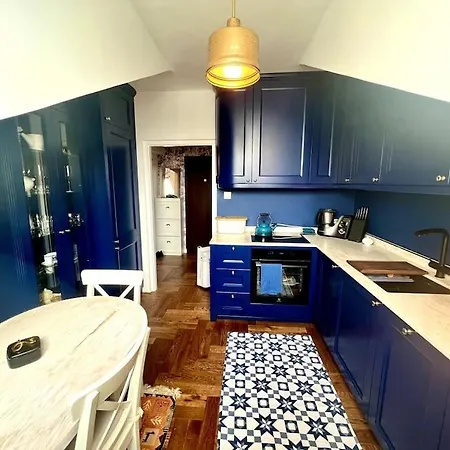 Apartment Central, Floor *